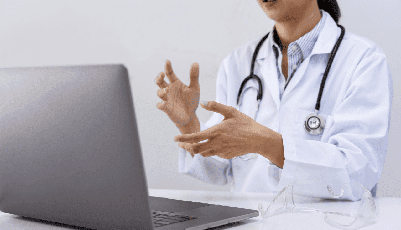 Telemediziner vor Laptop